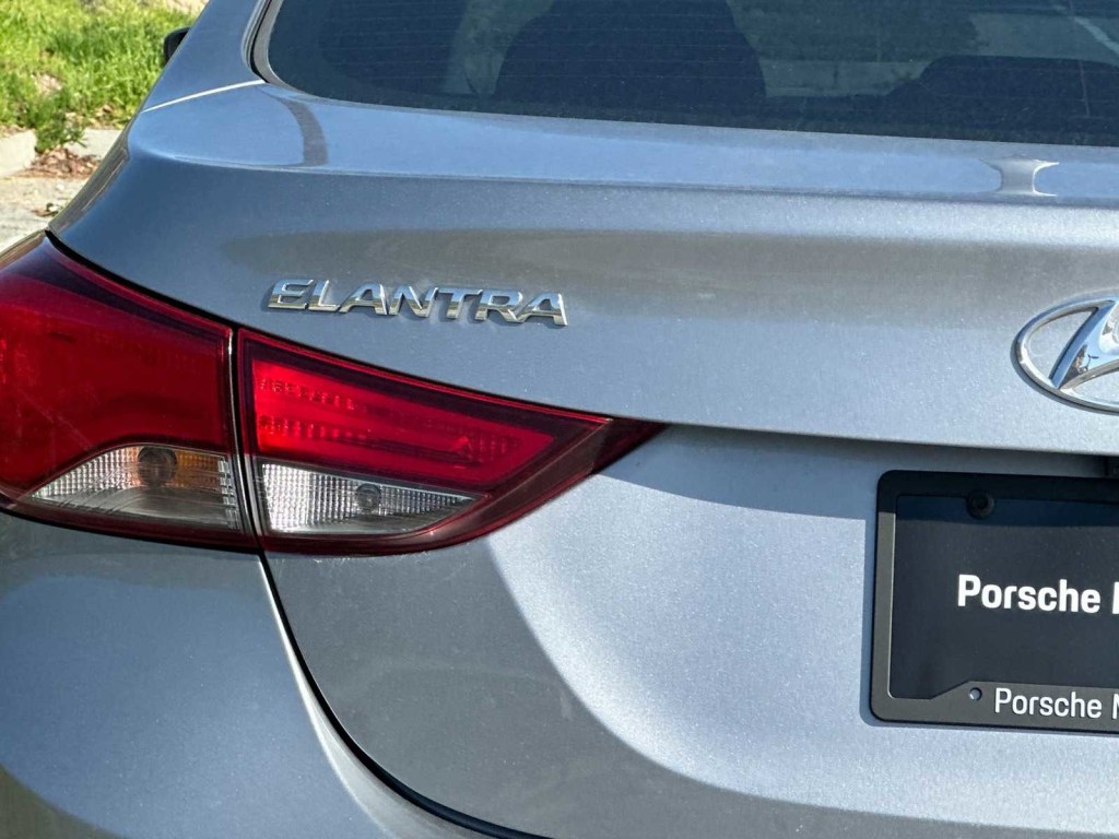 2015 Hyundai Elantra SE 24