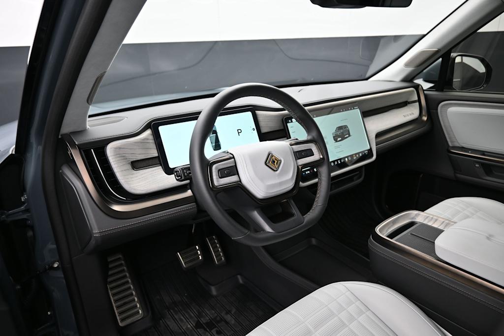 Thumbnail: 2025 Rivian R1S - 2
