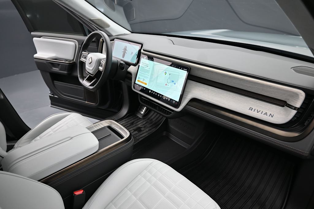 Thumbnail: 2025 Rivian R1S - 14