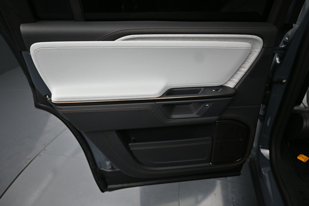 Thumbnail: 2025 Rivian R1S - 25