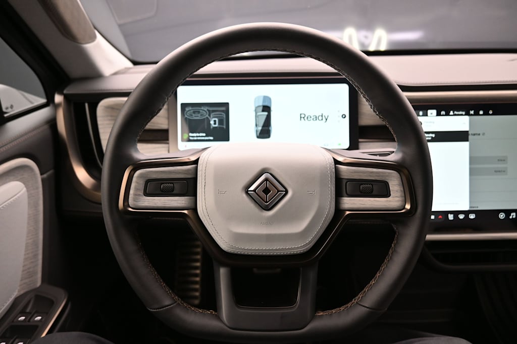 Thumbnail: 2025 Rivian R1S - 13