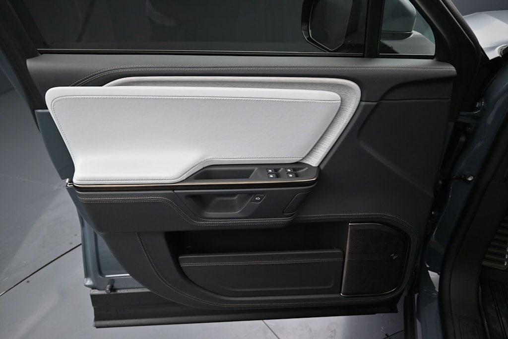 Thumbnail: 2025 Rivian R1S - 21