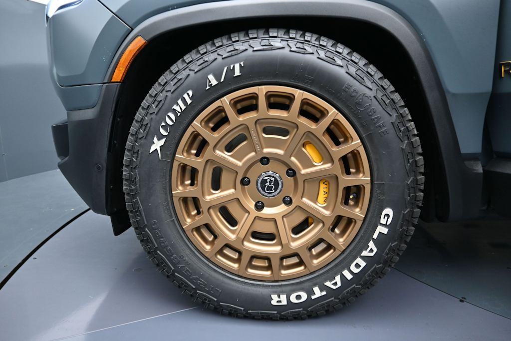 Thumbnail: 2025 Rivian R1S - 8