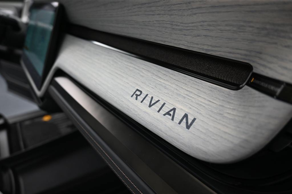 Thumbnail: 2025 Rivian R1S - 7