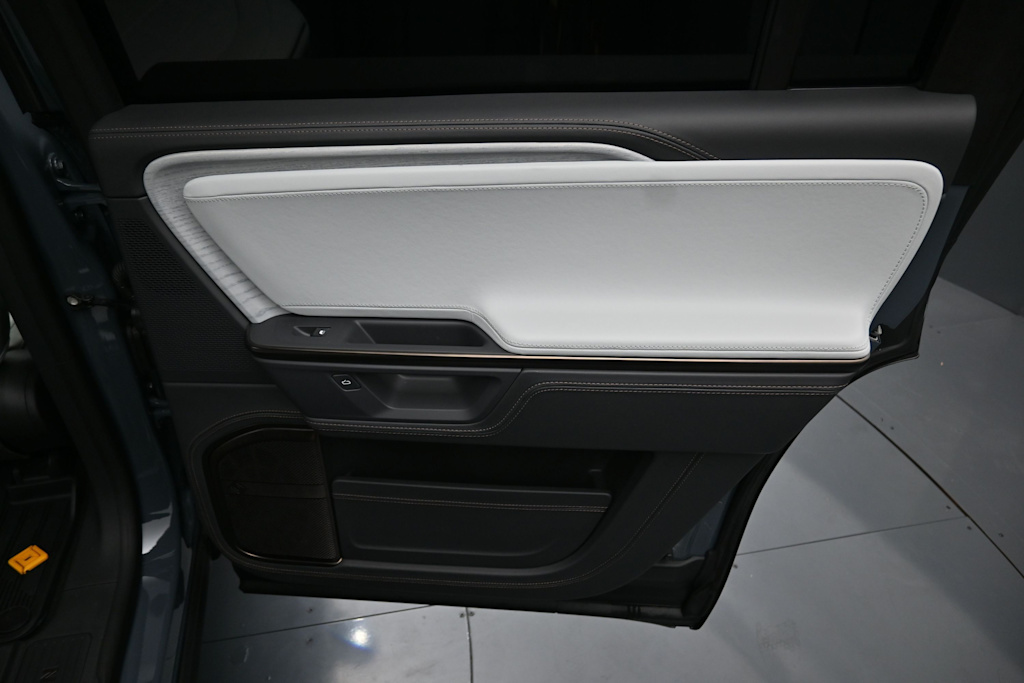 Thumbnail: 2025 Rivian R1S - 26