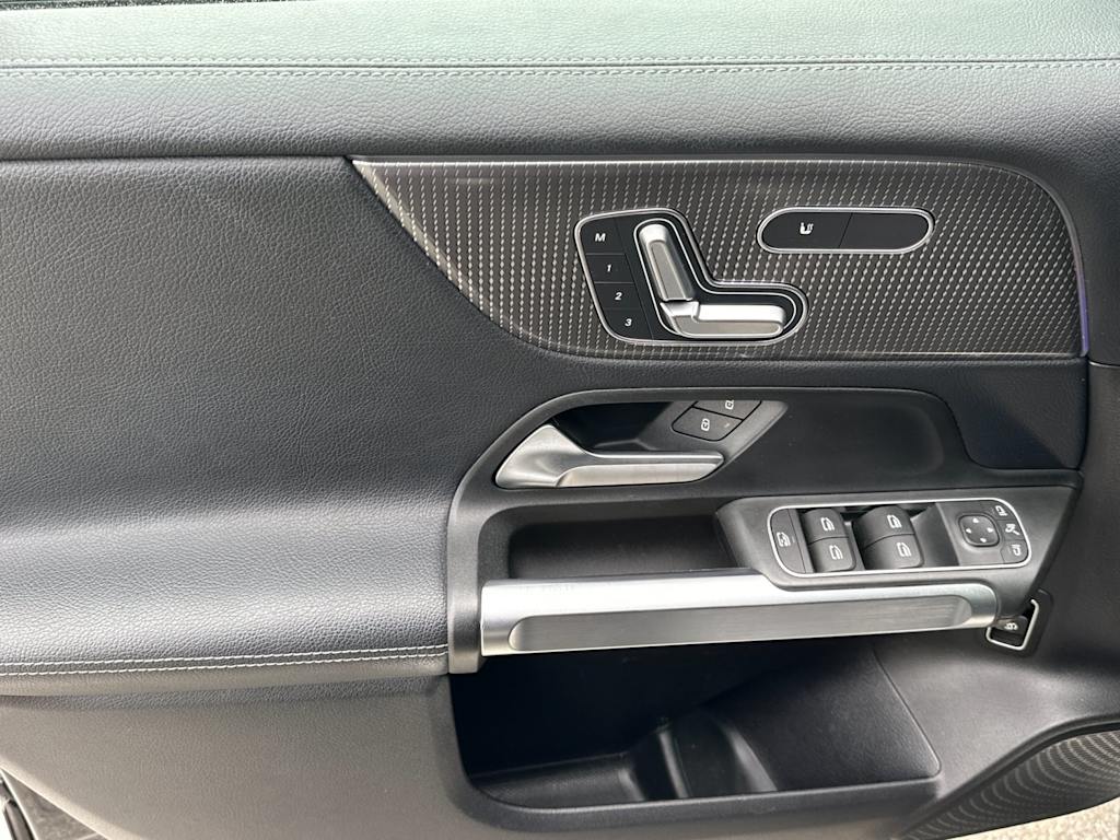 Thumbnail: 2021 Mercedes-Benz GLB - 21
