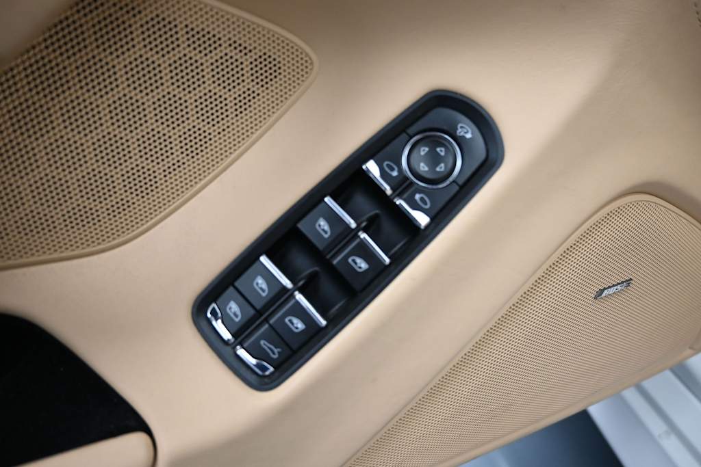 Thumbnail: 2011 Porsche Panamera - 19