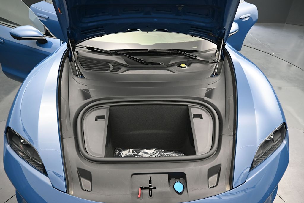 Thumbnail: 2026 Porsche Taycan - 25