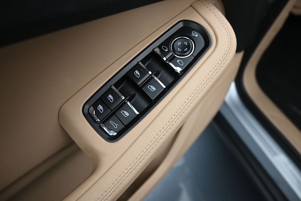 Thumbnail: 2025 Porsche Macan - 17