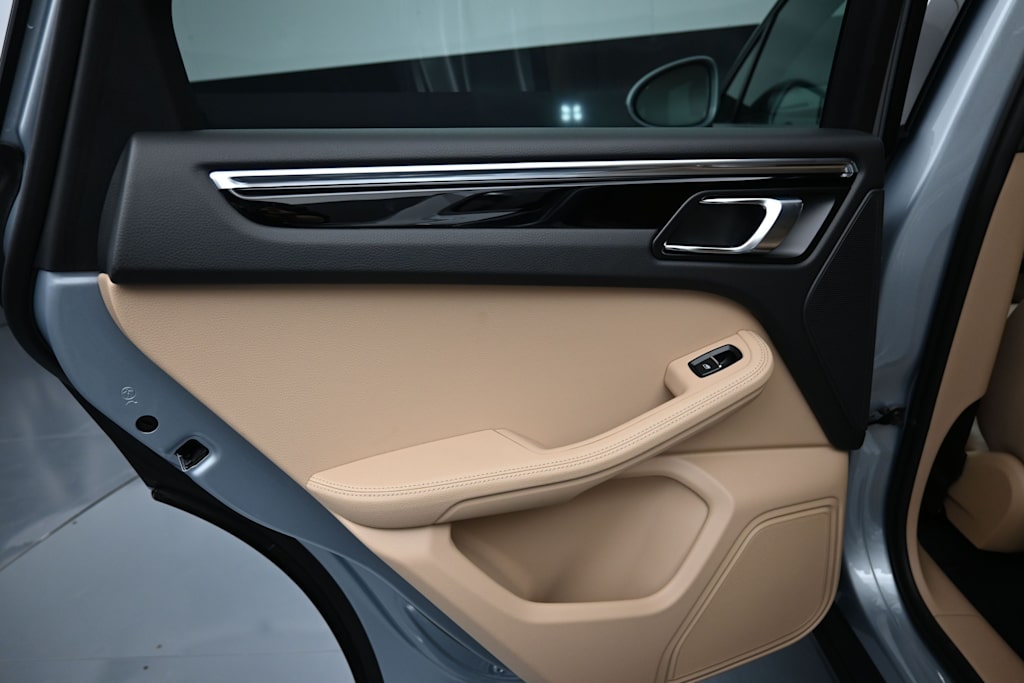 Thumbnail: 2025 Porsche Macan - 21