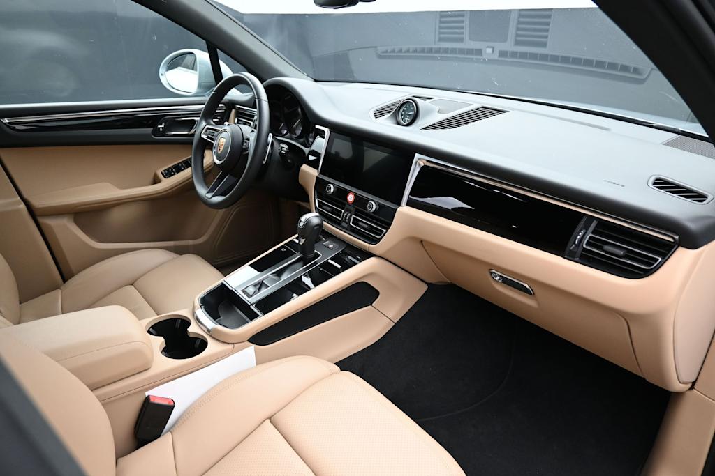 Thumbnail: 2025 Porsche Macan - 11
