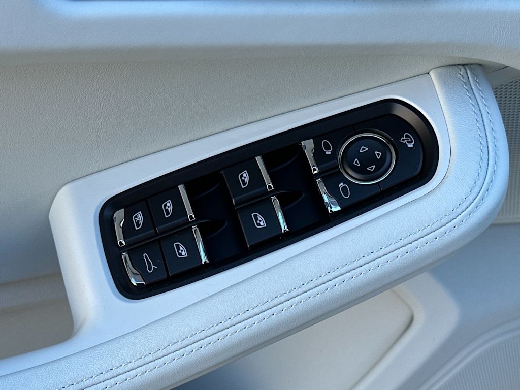 Thumbnail: 2025 Porsche Macan - 22