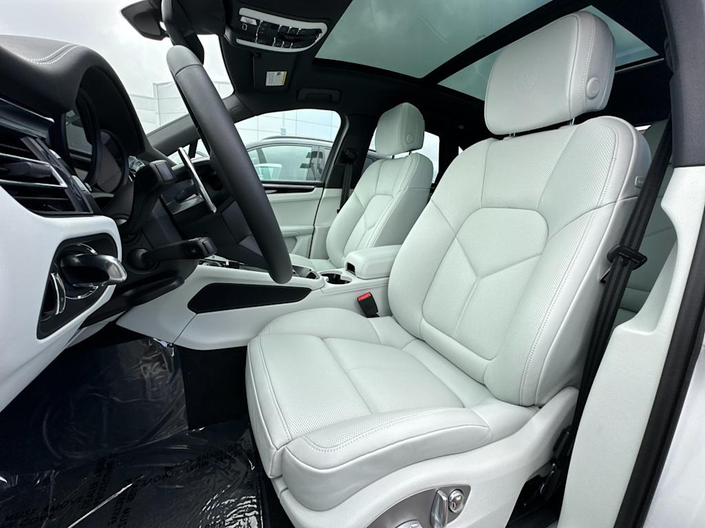 Thumbnail: 2025 Porsche Macan - 11