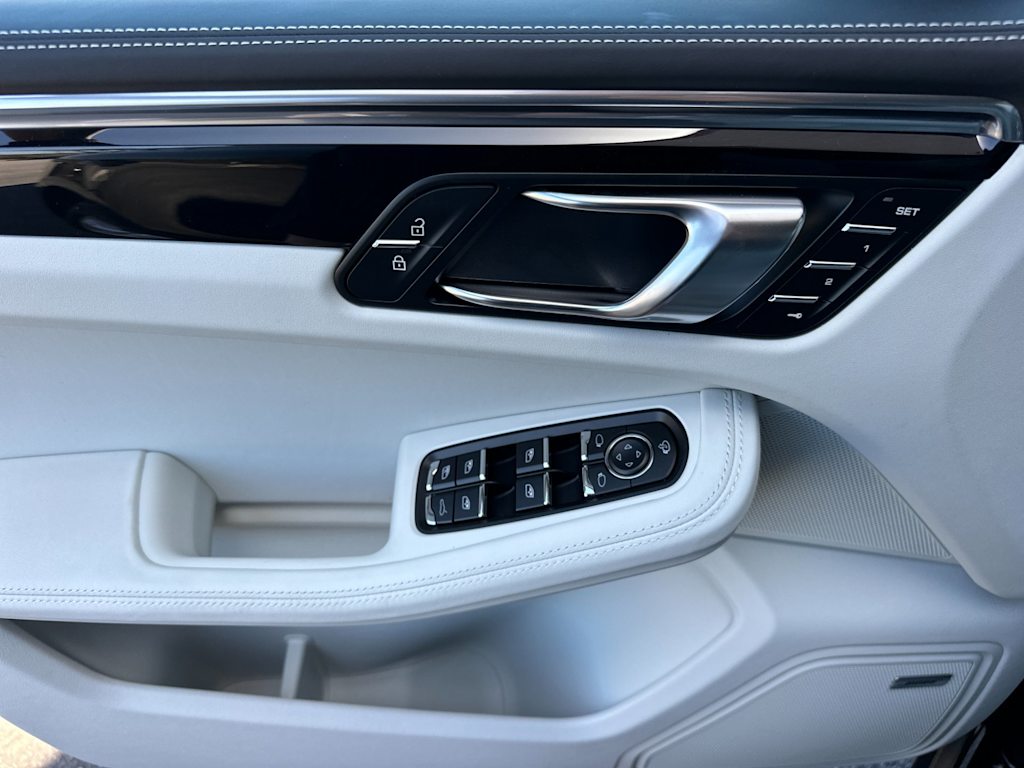 Thumbnail: 2025 Porsche Macan - 20