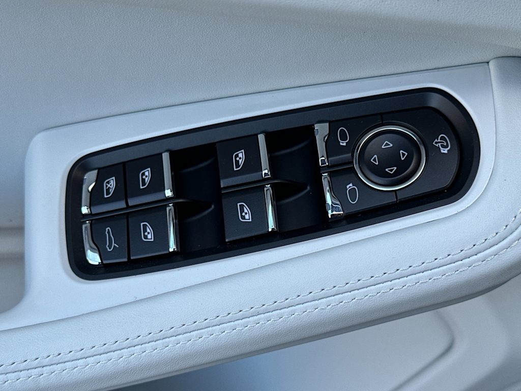 Thumbnail: 2025 Porsche Macan - 21