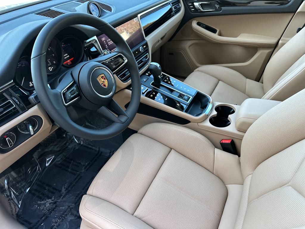 Thumbnail: 2026 Porsche Macan - 10