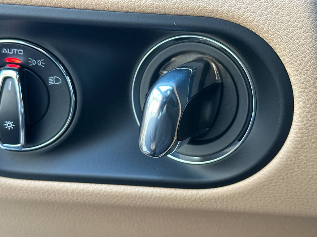 Thumbnail: 2026 Porsche Macan - 28