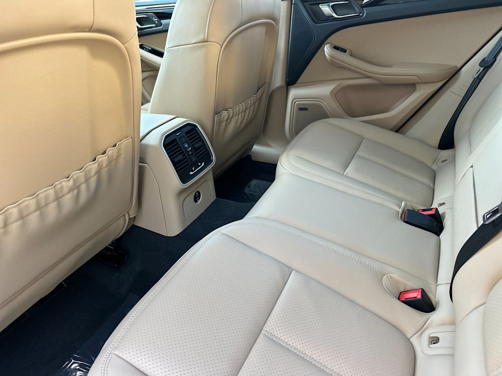 Thumbnail: 2026 Porsche Macan - 12