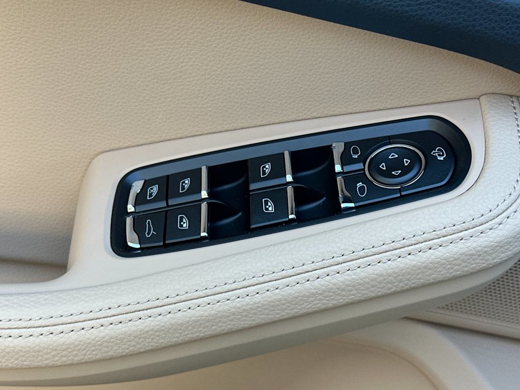 Thumbnail: 2026 Porsche Macan - 23