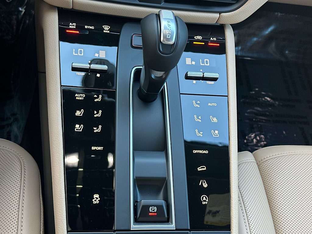 Thumbnail: 2026 Porsche Macan - 15