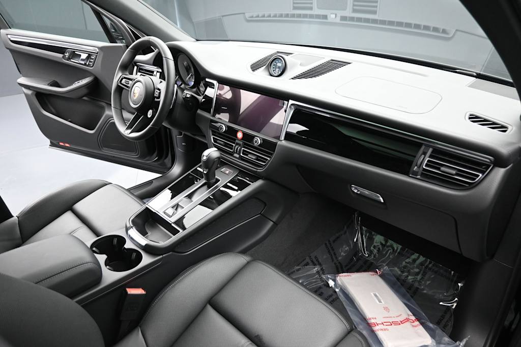 Thumbnail: 2026 Porsche Macan - 12