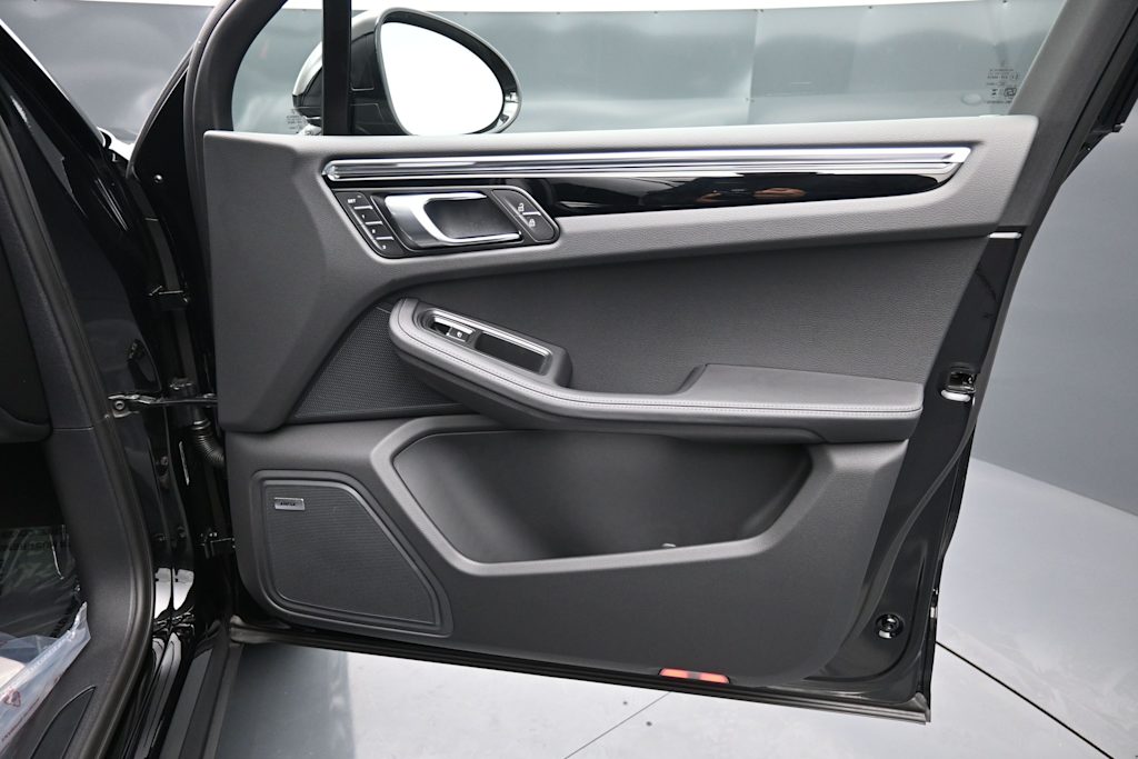 Thumbnail: 2026 Porsche Macan - 25