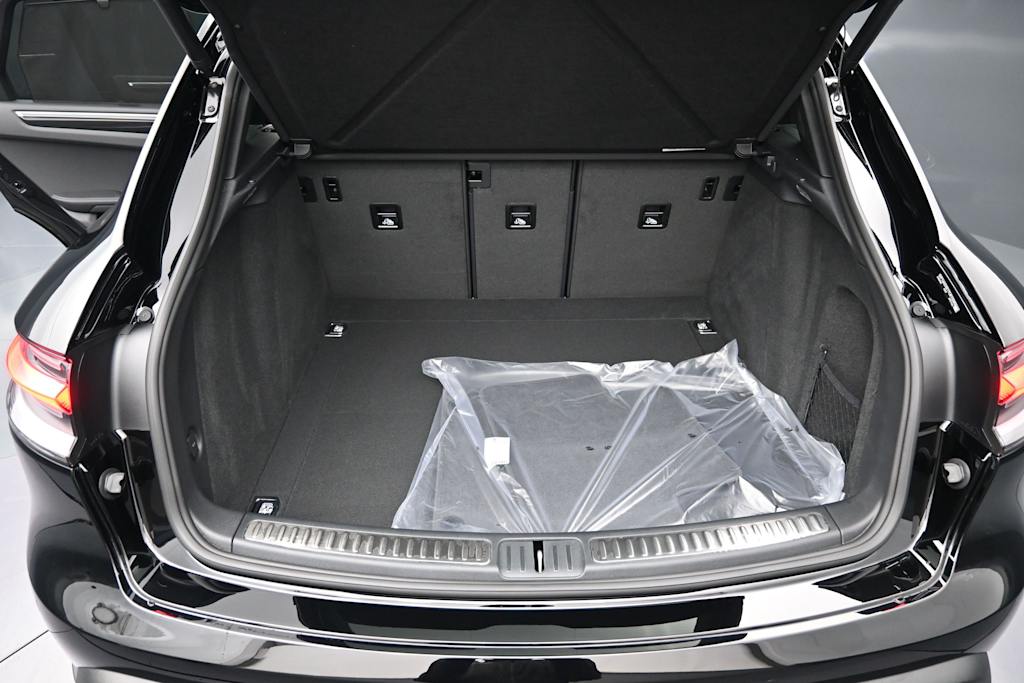Thumbnail: 2026 Porsche Macan - 7