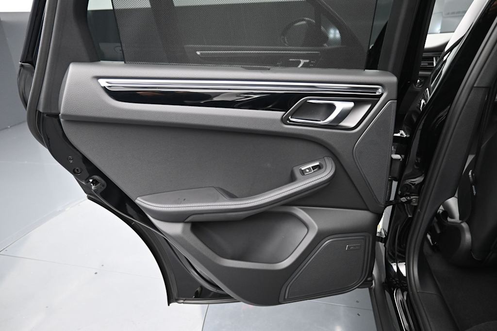 Thumbnail: 2026 Porsche Macan - 23