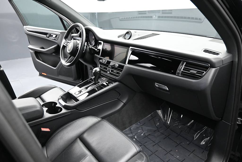 Thumbnail: 2024 Porsche Macan - 12