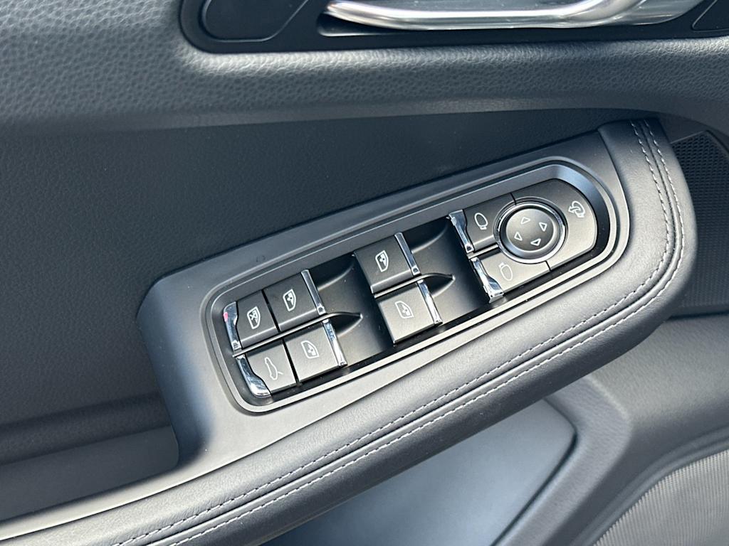 Thumbnail: 2025 Porsche Macan - 21