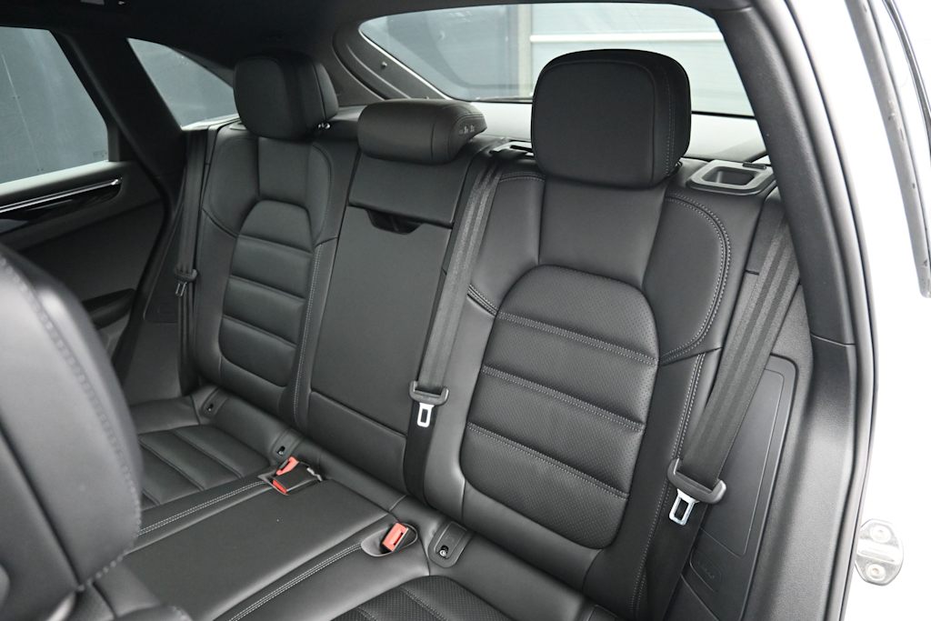 Thumbnail: 2026 Porsche Macan - 9