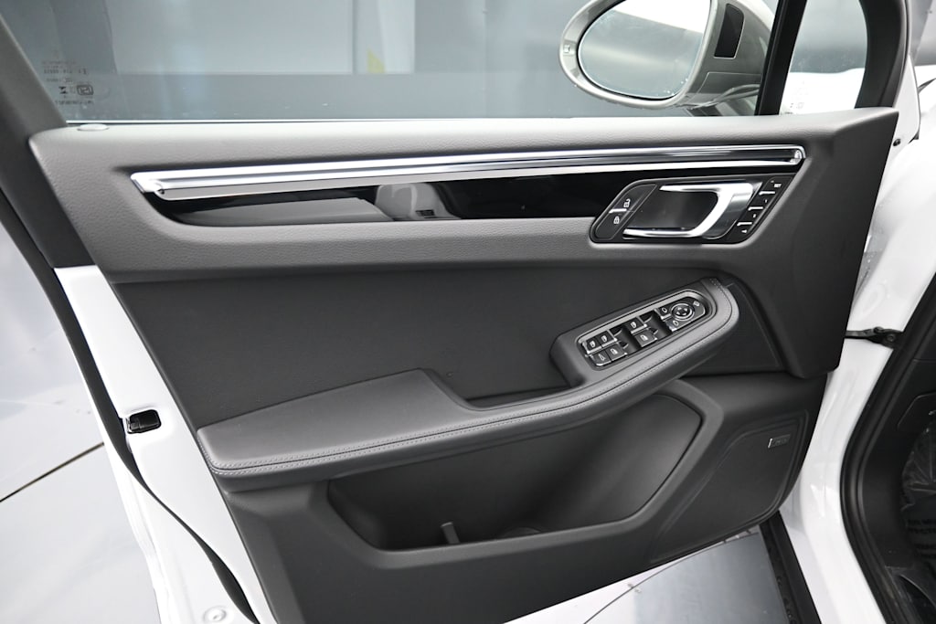 Thumbnail: 2026 Porsche Macan - 20
