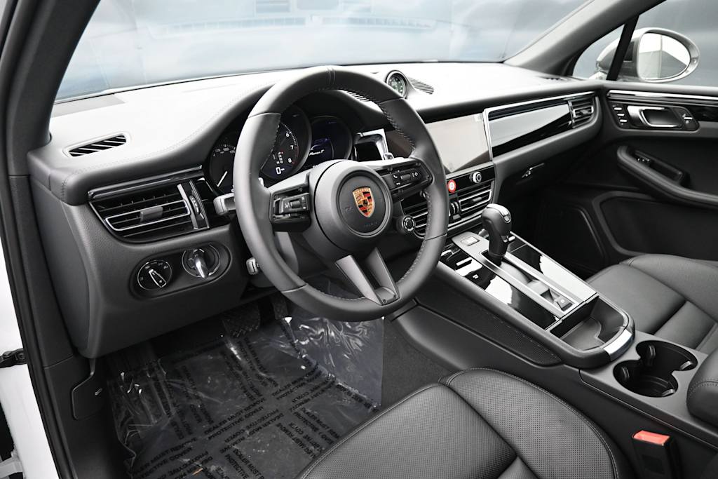 Thumbnail: 2026 Porsche Macan - 2