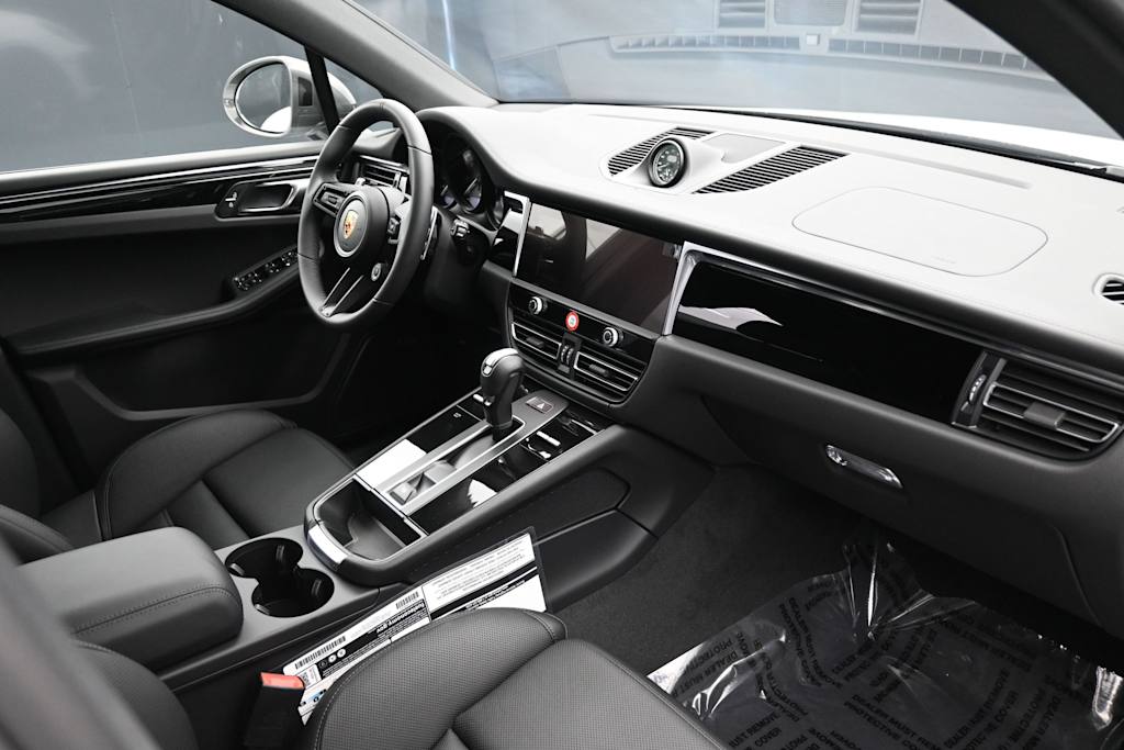 Thumbnail: 2026 Porsche Macan - 11