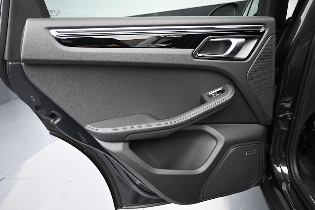 Thumbnail: 2026 Porsche Macan - 23