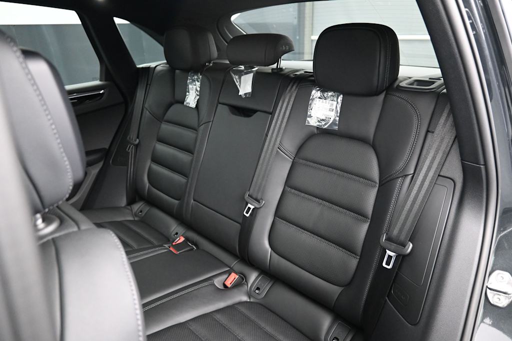 Thumbnail: 2026 Porsche Macan - 9