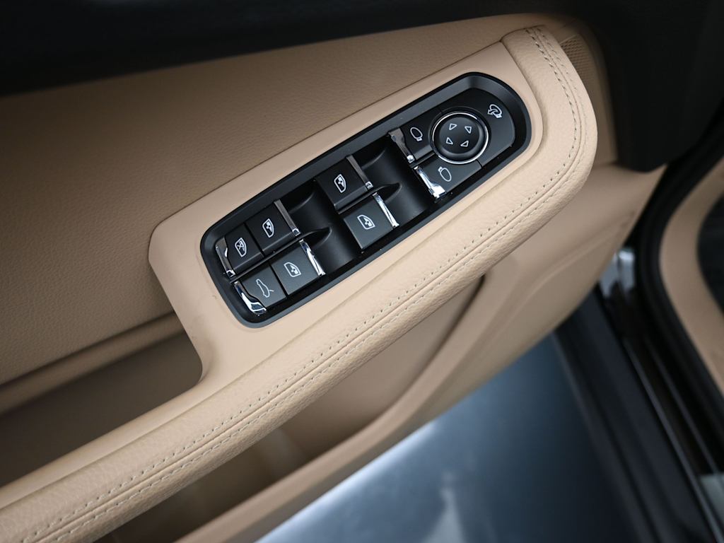 Thumbnail: 2025 Porsche Macan - 16