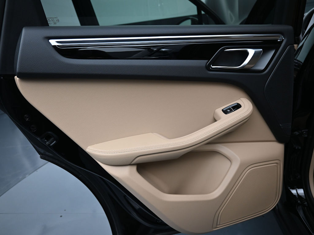 Thumbnail: 2025 Porsche Macan - 22