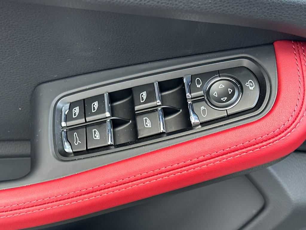 Thumbnail: 2025 Porsche Macan - 21