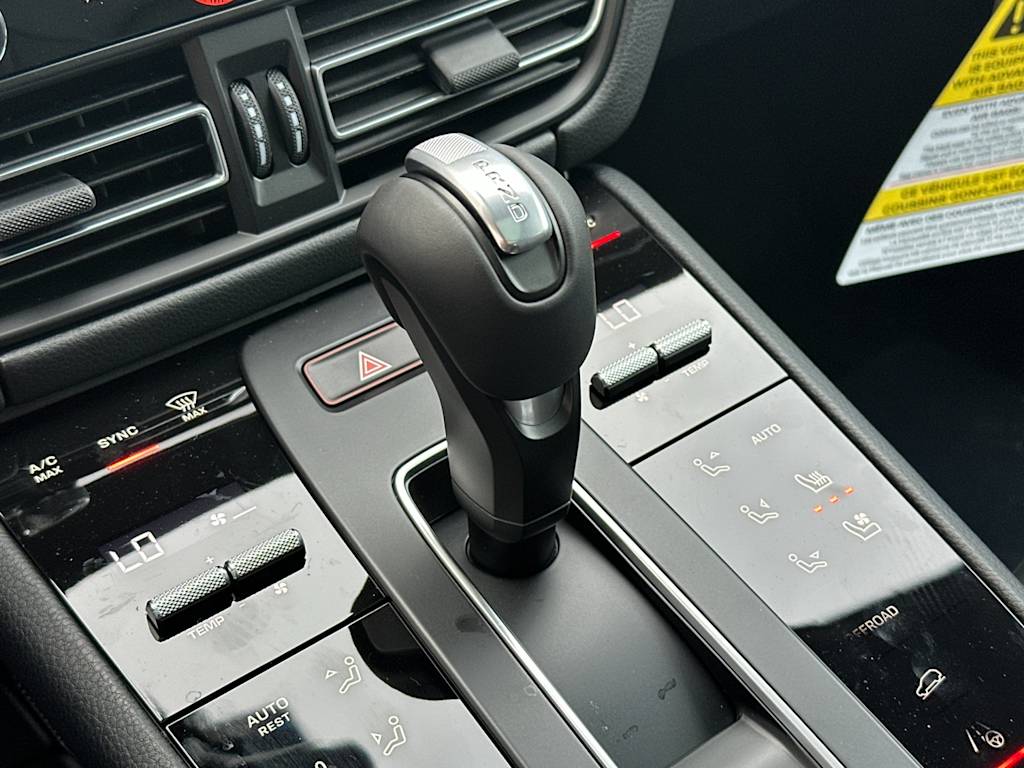 Thumbnail: 2026 Porsche Macan - 26