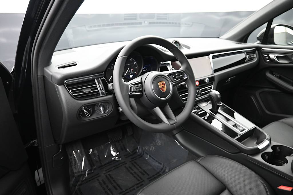 Thumbnail: 2026 Porsche Macan - 2