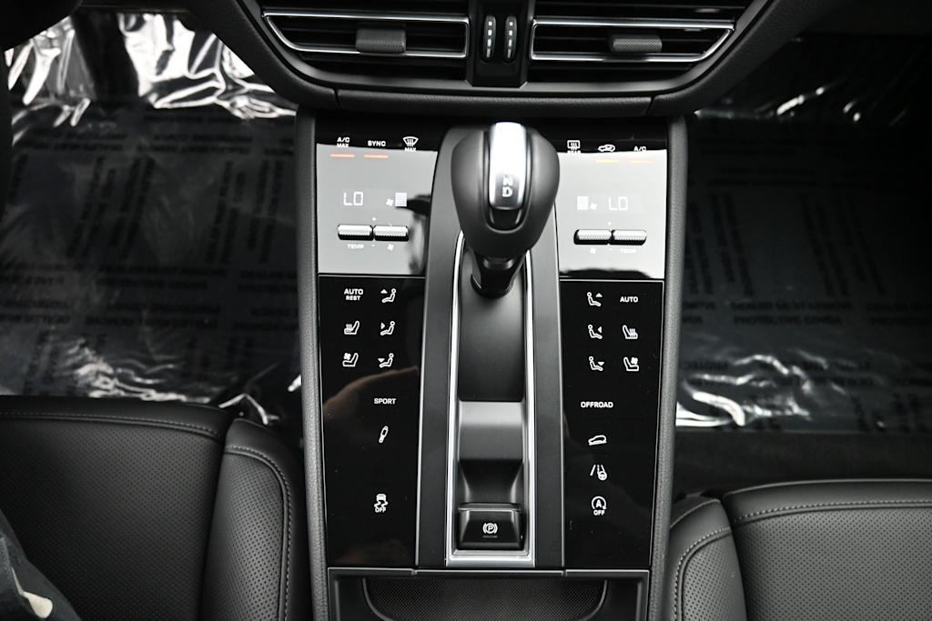 Thumbnail: 2026 Porsche Macan - 13