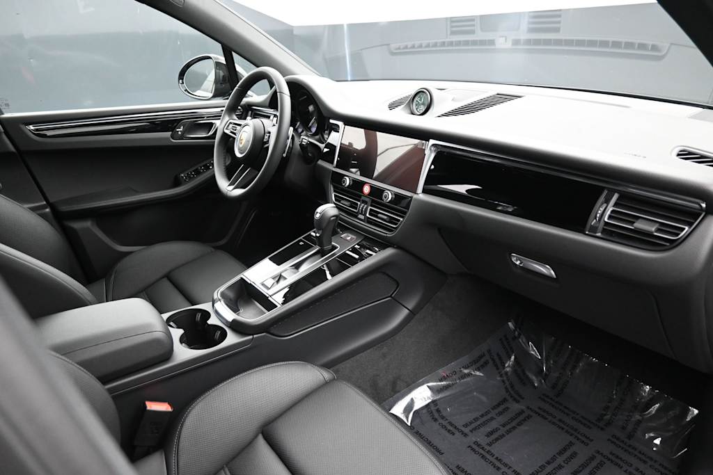 Thumbnail: 2026 Porsche Macan - 11