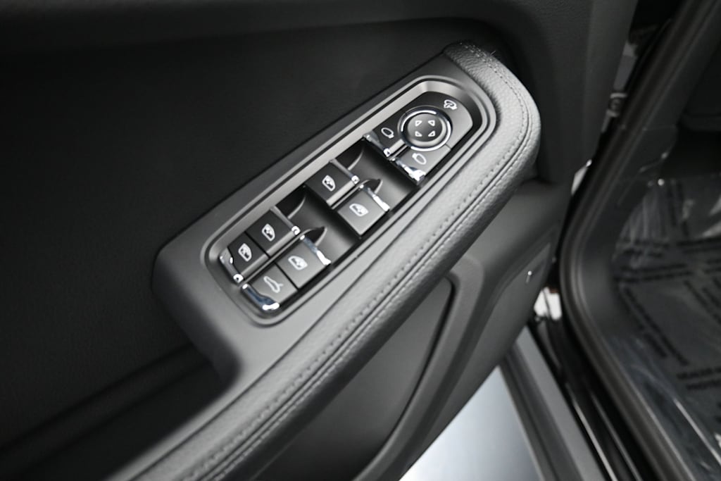 Thumbnail: 2026 Porsche Macan - 17