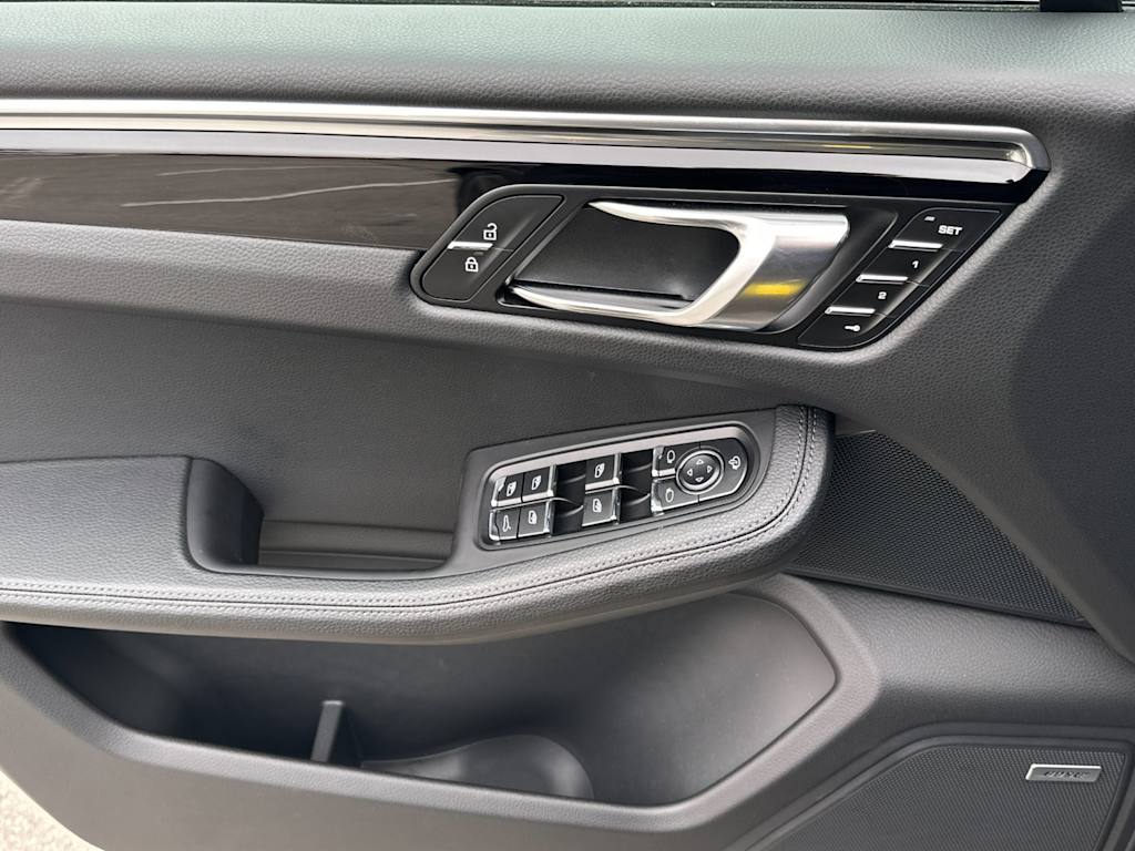 Thumbnail: 2025 Porsche Macan - 21