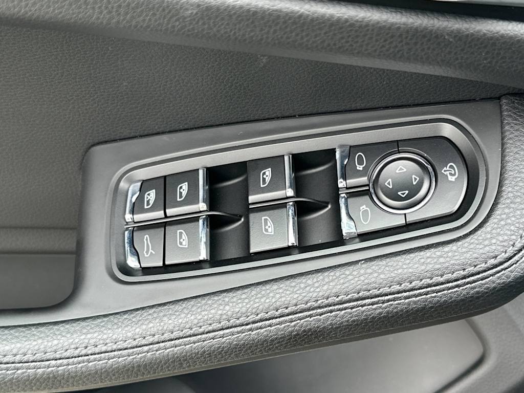 Thumbnail: 2025 Porsche Macan - 22