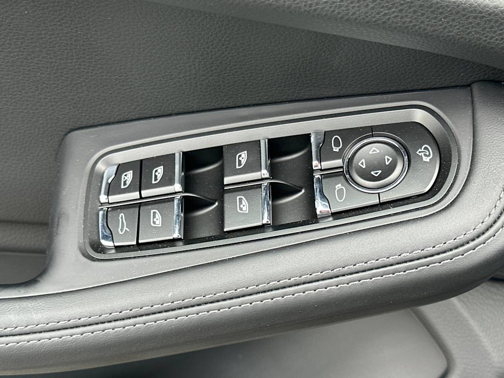 Thumbnail: 2025 Porsche Macan - 21