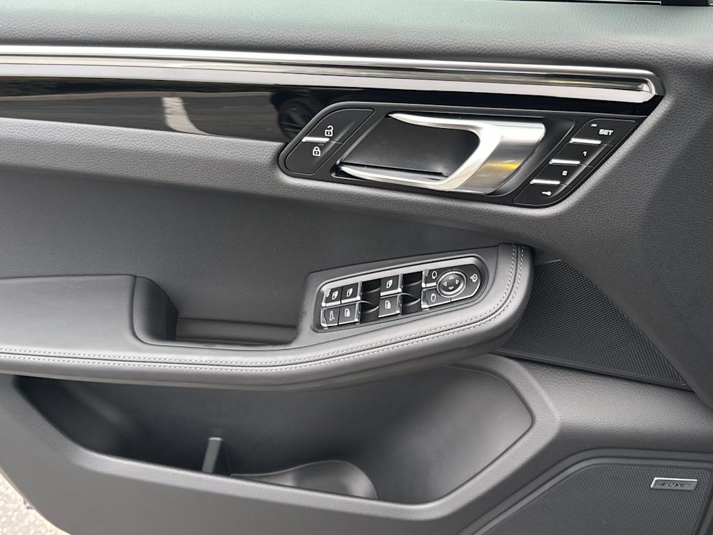 Thumbnail: 2025 Porsche Macan - 20