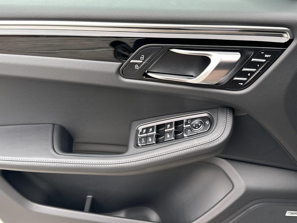 Thumbnail: 2025 Porsche Macan - 21