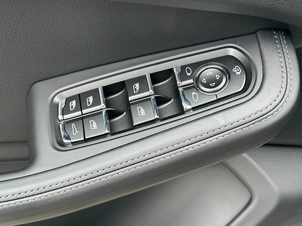 Thumbnail: 2025 Porsche Macan - 22